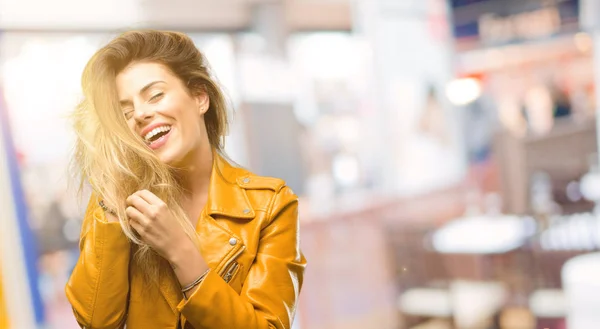 Bella Giovane Donna Fiduciosa Felice Con Grande Sorriso Naturale Ridere — Foto Stock