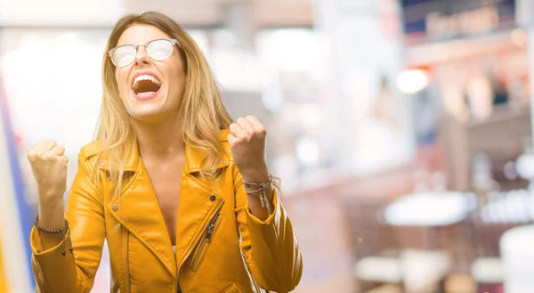 Büyük Başarı Güç Enerji Olumlu Duygular Ifade Güzel Genç Kadın — Stok fotoğraf