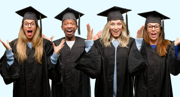 教育理念 大学毕业生妇女与人群高兴和惊讶的欢呼声表达哇手势 — 图库照片