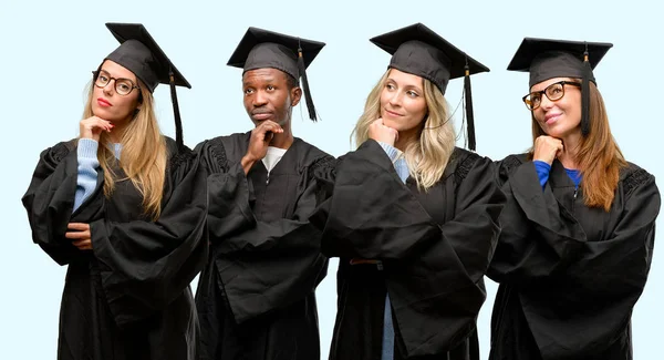 Concepto Educación Mujer Graduada Universitaria Grupo Hombres Pensando Mirando Hacia — Foto de Stock