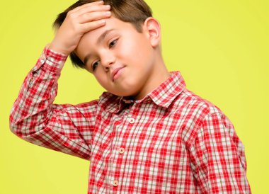 Çok korkmuş ve sinir anksiyete ve panik jest, sarı arka plan üzerinde bunalmış ifade yeşil gözlü yakışıklı yürümeye başlayan çocuk