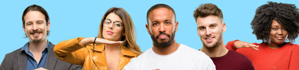 Группа смешанных людей, женщин и мужчин, держащих что-то, размер концепции
