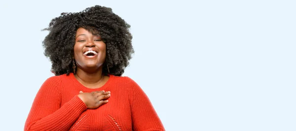 Hermosa Mujer Africana Segura Feliz Con Una Gran Sonrisa Natural — Foto de Stock