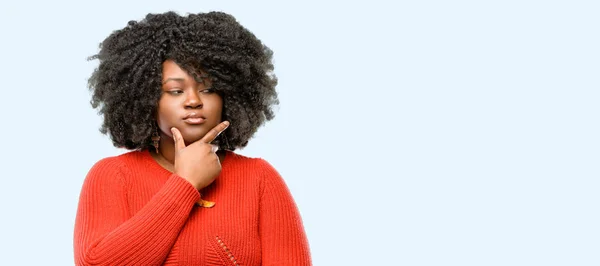 Mulher Africana Bonita Dúvida Expressão Confundir Maravilha Conceito Futuro Incerto — Fotografia de Stock