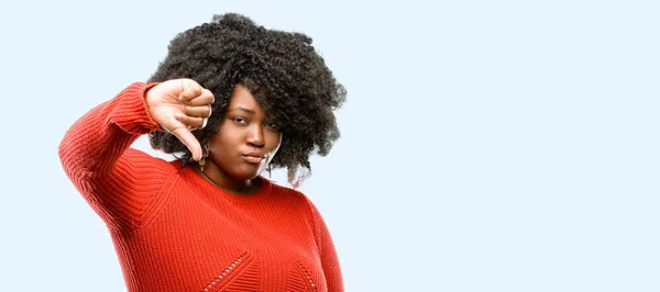 嫌いなもの 否定表現 不承認 青い背景の不幸な印の親指を示すアフリカ美女 — ストック写真
