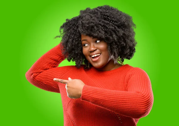 Schöne Afrikanische Frau Zeigt Seite Mit Dem Finger Weg — Stockfoto