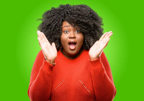 Krásná Africká Žena Šťastná Překvapen Fandění Exprimují Wow Gesto — Stock fotografie