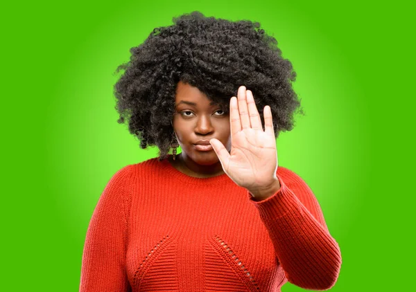 美丽的非洲妇女恼怒以坏态度做停止标志用手 表示安全 防御或制约 也许推挤 — 图库照片