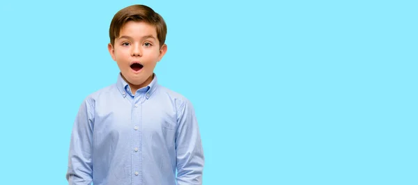 Niño Guapo Con Ojos Verdes Asustado Shock Expresando Pánico Miedo — Foto de Stock