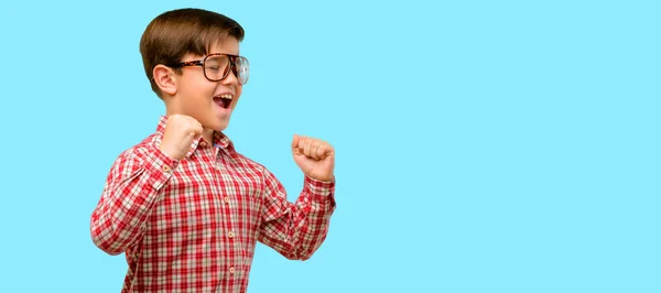 Niño Guapo Con Ojos Verdes Feliz Emocionado Expresando Gesto Ganador — Foto de Stock