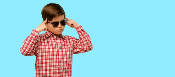 Niño Guapo Con Ojos Verdes Duda Expresión Confundir Maravilla Concepto —  Fotos de Stock