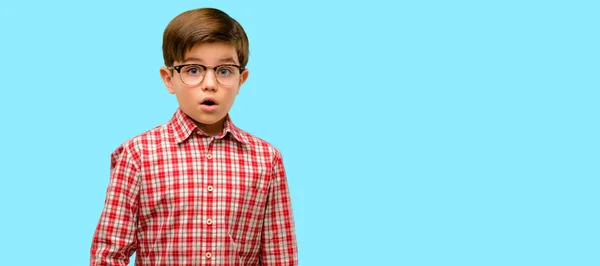 Niño Guapo Con Ojos Verdes Asustado Sorprendido Aplaudiendo Expresando Gesto —  Fotos de Stock