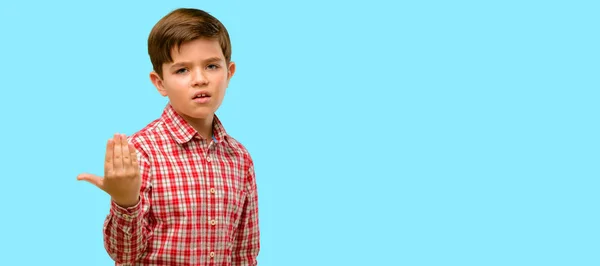 Niño Guapo Con Ojos Verdes Irritado Enojado Expresando Emoción Negativa —  Fotos de Stock