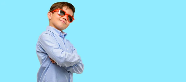 Niño Guapo Con Los Ojos Verdes Con Los Brazos Cruzados —  Fotos de Stock