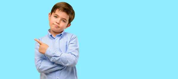 Beau Tout Petit Enfant Avec Les Yeux Verts Pointant Côté — Photo