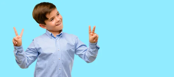 Bonito Criança Com Olhos Verdes Feliz Animado Expressando Gesto Vencedor — Fotografia de Stock