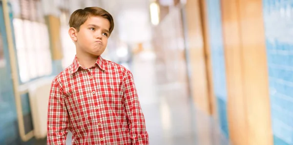 Niño Guapo Con Ojos Verdes Duda Expresión Confundir Concepto Maravilla —  Fotos de Stock