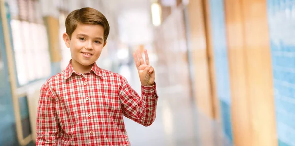 Stilig Småbarn Barn Med Gröna Ögon Höja Finger Nummer Tre — Stockfoto