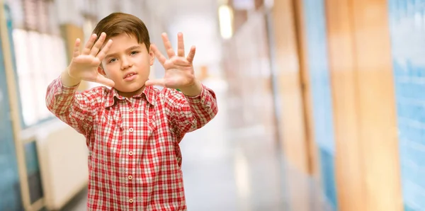 Criança Bonita Com Olhos Verdes Confiante Feliz Mostrando Mãos Para — Fotografia de Stock