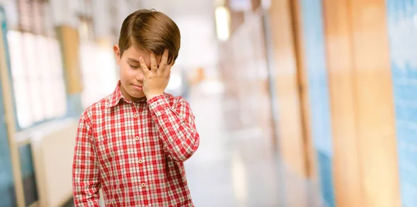 Szép Tipegő Gyermek Zöld Szeme Stresszes Tartás Kézzel Fej Fáradt — Stock Fotó