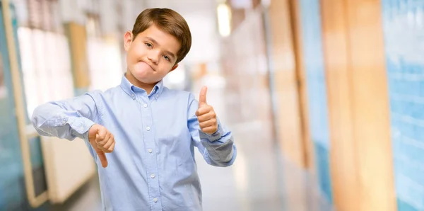 Niño Guapo Con Ojos Verdes Confundido Con Pulgares Hacia Arriba —  Fotos de Stock