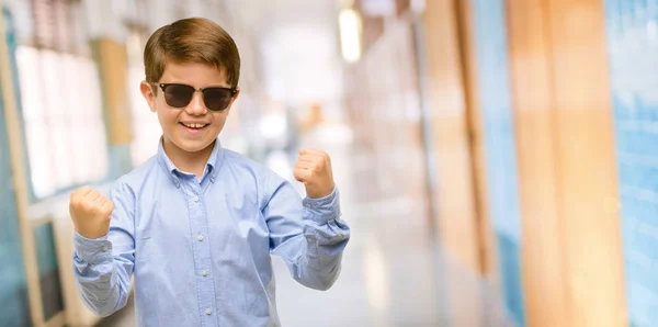 Niño Guapo Con Ojos Verdes Feliz Emocionado Celebrando Victoria Expresando —  Fotos de Stock