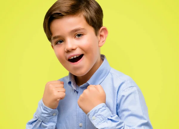 Bonito Criança Com Olhos Verdes Feliz Animado Expressando Gesto Vencedor — Fotografia de Stock