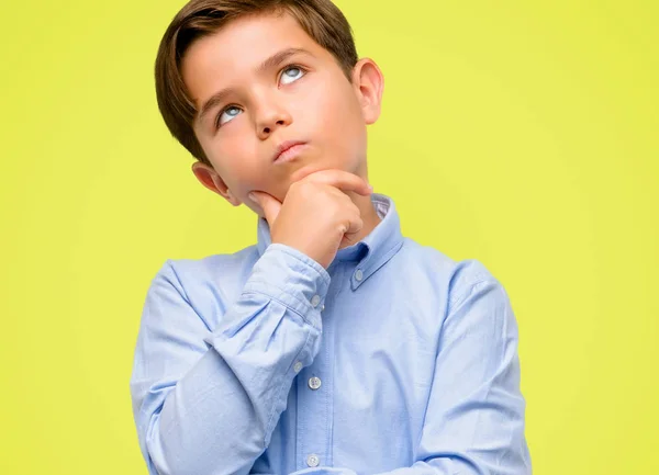 Niño Guapo Con Ojos Verdes Duda Expresión Confundir Maravilla Concepto — Foto de Stock