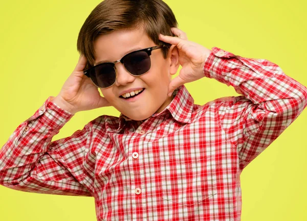 Niño Guapo Con Ojos Verdes Feliz Sorprendido Animando Expresando Gesto — Foto de Stock