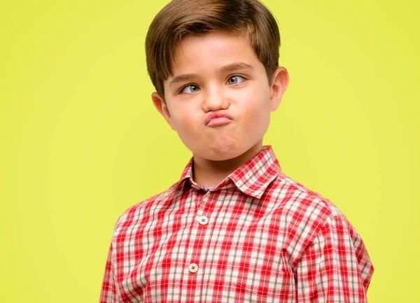 Beau Tout Petit Enfant Avec Les Yeux Verts Faisant Drôle — Photo