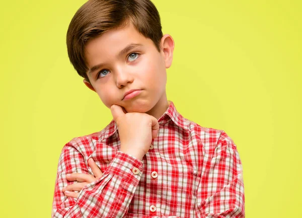 Beau Tout Petit Enfant Aux Yeux Verts Réfléchissant Regardant Vers — Photo