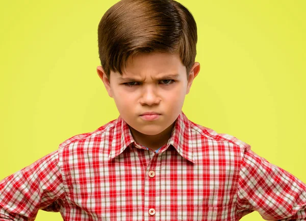 Bonito Criança Com Olhos Verdes Irritado Irritado Expressando Emoção Negativa — Fotografia de Stock