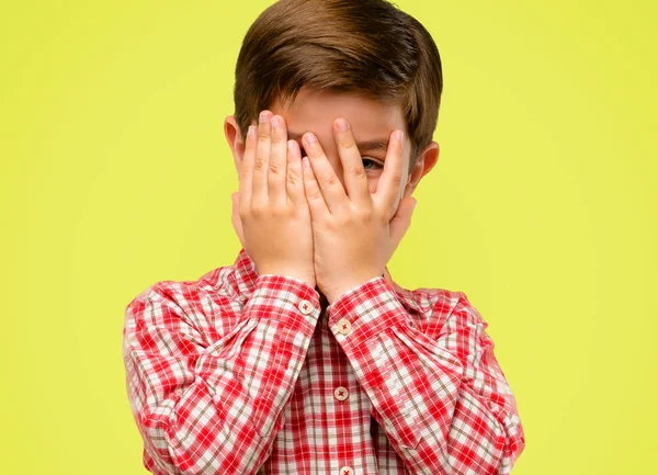 Niño Guapo Con Ojos Verdes Sonriendo Con Mirada Tímida Asomándose — Foto de Stock