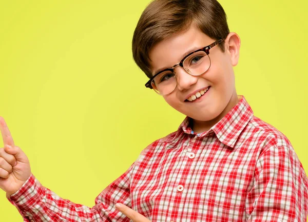 Beau Tout Petit Enfant Avec Les Yeux Verts Pointant Côté — Photo