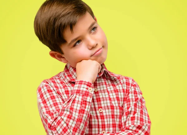 Beau Tout Petit Enfant Aux Yeux Verts Réfléchissant Regardant Vers — Photo