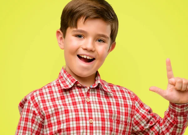 Niño Guapo Con Ojos Verdes Apuntando Hacia Lado Con Dedo — Foto de Stock