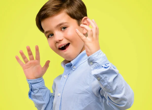 Bonito Criança Com Olhos Verdes Feliz Surpreso Aplaudindo Expressando Wow — Fotografia de Stock