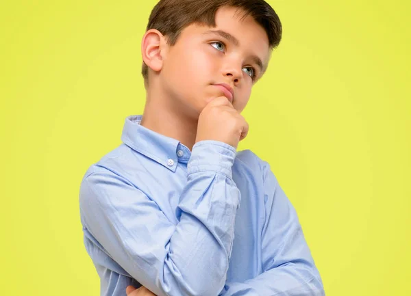 Beau Tout Petit Enfant Aux Yeux Verts Réfléchissant Regardant Vers — Photo