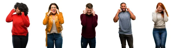 Grupa Fajnych Ludzi Kobiety Mężczyzny Obejmujące Uszy Ignorując Przykry Hałas — Zdjęcie stockowe