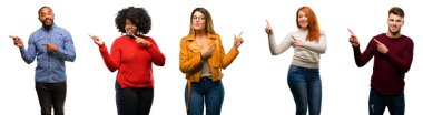 Grup serin insanlar, kadın ve uzak yan parmak ile işaret eden adam