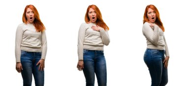 Genç güzel kızıl saçlı kadın korkmuş ve ifade wow jest tezahürat şaşırttı. İmansız