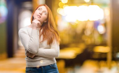 Düşünce ve ifade kadar arıyorum güzel genç Kızıl saçlı kadın şüphe ve geceleri merak ediyorum