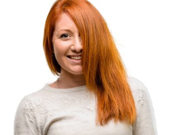 Güzel genç Kızıl saçlı kadın kendinden emin ve mutlu bir büyük doğal gülümseme beyaz arka plan üzerinde izole gülüyor