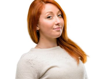 Güzel genç Kızıl saçlı kadın kendinden emin ve mutlu bir büyük doğal gülümseme beyaz arka plan üzerinde izole gülüyor