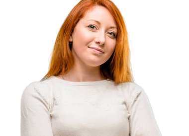 Güzel genç Kızıl saçlı kadın kendinden emin ve mutlu bir büyük doğal ile çapraz kollu smile beyaz arka plan üzerinde izole gülüyor