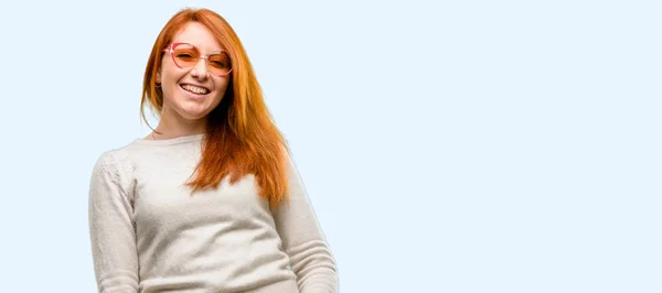 Mulher Ruiva Jovem Bonita Confiante Feliz Com Grande Sorriso Natural — Fotografia de Stock