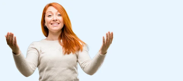 Mulher Ruiva Jovem Bonita Confiante Feliz Com Grande Sorriso Natural — Fotografia de Stock