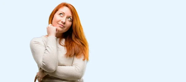 Bella Giovane Rossa Donna Pensando Guardando Esprimendo Dubbio Meraviglia Isolato — Foto Stock