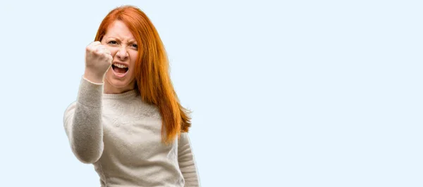 Mooie Jonge Roodharige Vrouw Geïrriteerd Boos Het Uiten Van Negatieve — Stockfoto