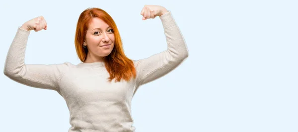 Vacker Ung Rödhårig Kvinna Visar Biceps Uttrycker Styrka Och Gym — Stockfoto